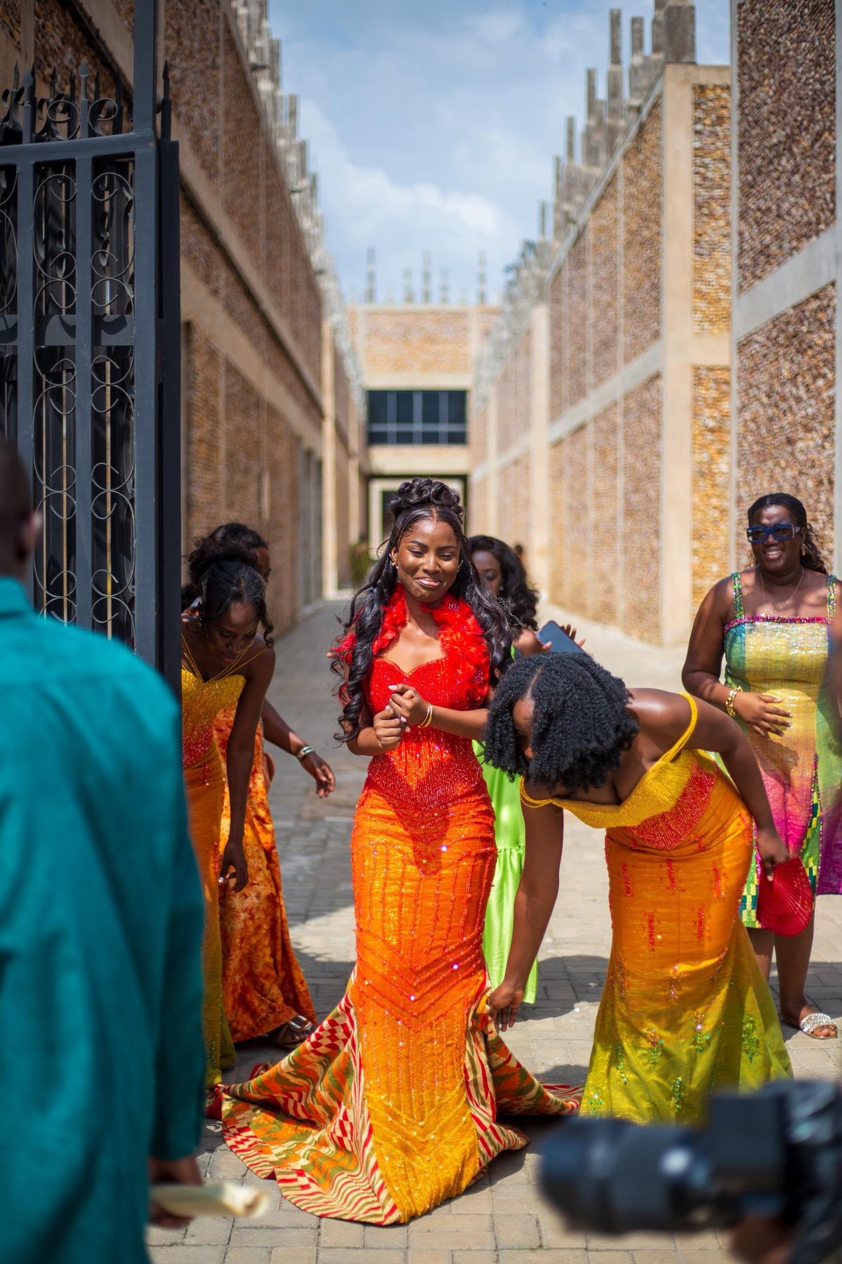 Asomdwe arriving with her bridesmaids